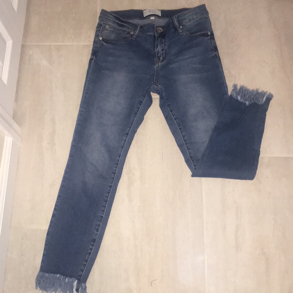 BAND OF GYPSIES Frayed Hem Jeans | 7